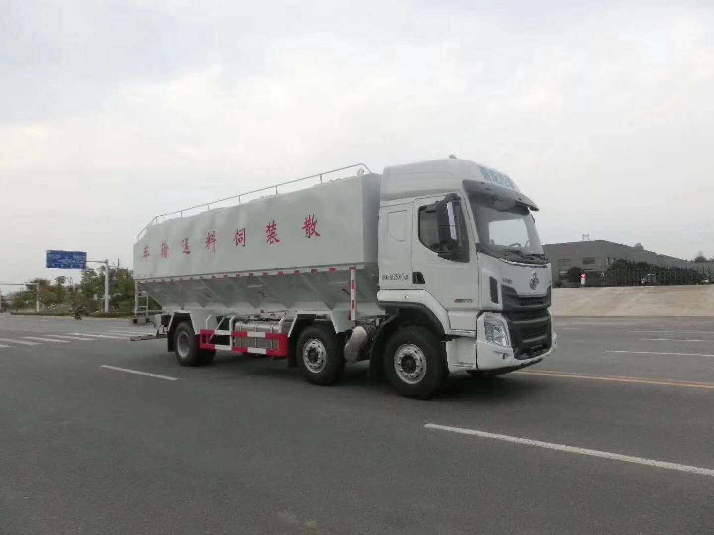 國六東風柳汽小三軸散裝飼料運輸